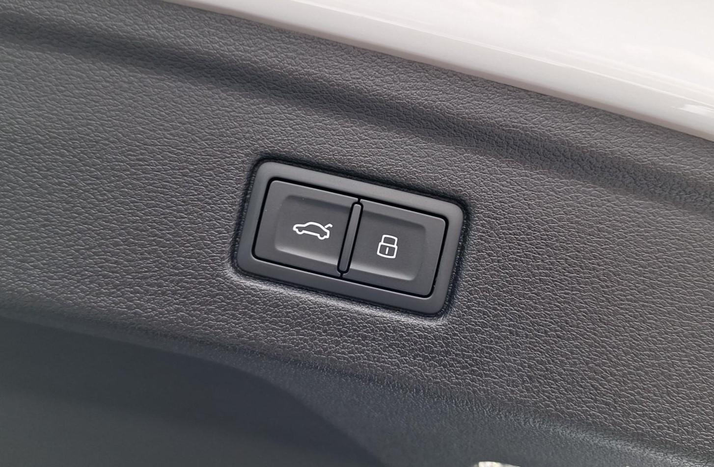 TFSI S line S tronic Ambiente/LEDMatrix-Beam/Hak/Kamera/Smart.Inter 24
