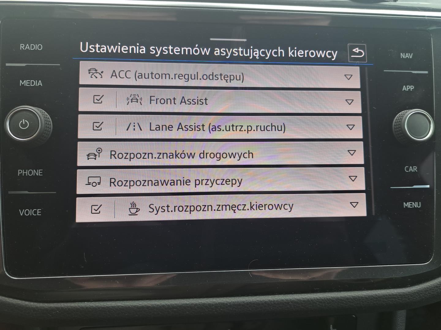 App Nawigacja Keyless Kamera Lampy LED Tempomat 22