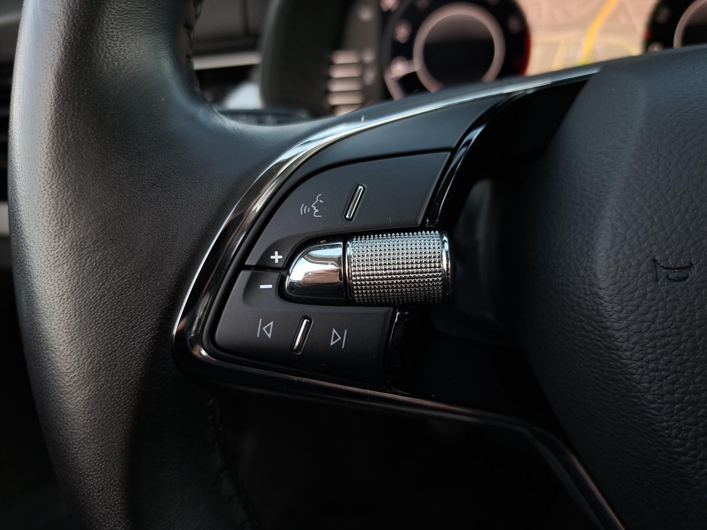 1.0TSI 115KM Ambition Drive Virtual Podgrzew.Fot LED Alu16' Bezwypadek 19