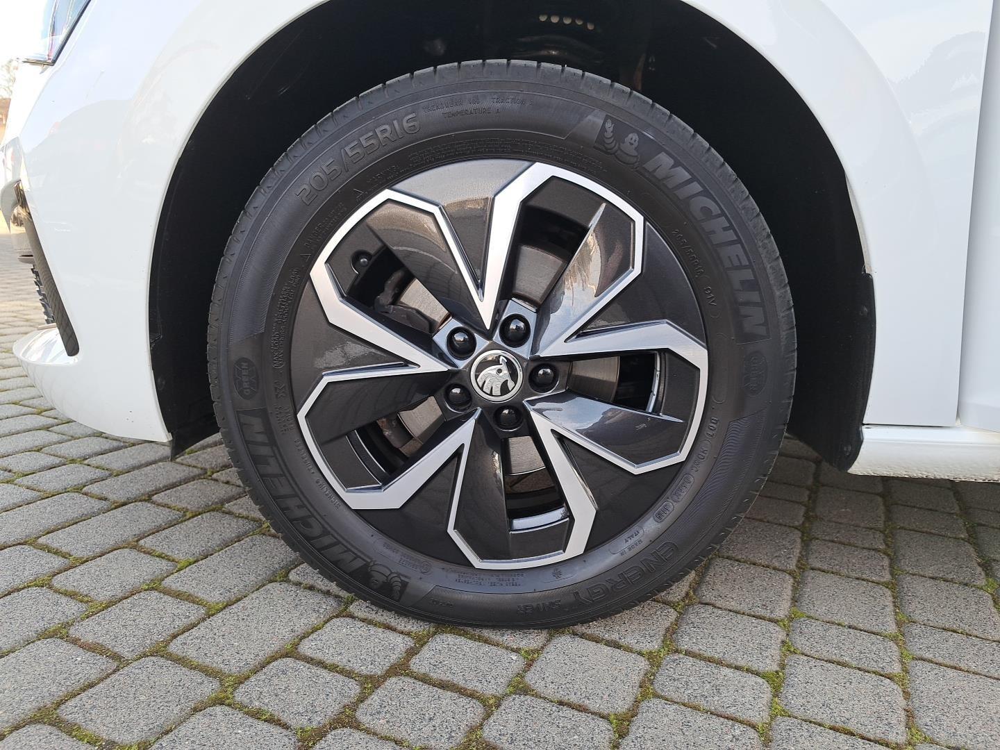 1.0TSI 115KM Ambition Drive Virtual Podgrzew.Fot LED Alu16' Bezwypadek 32