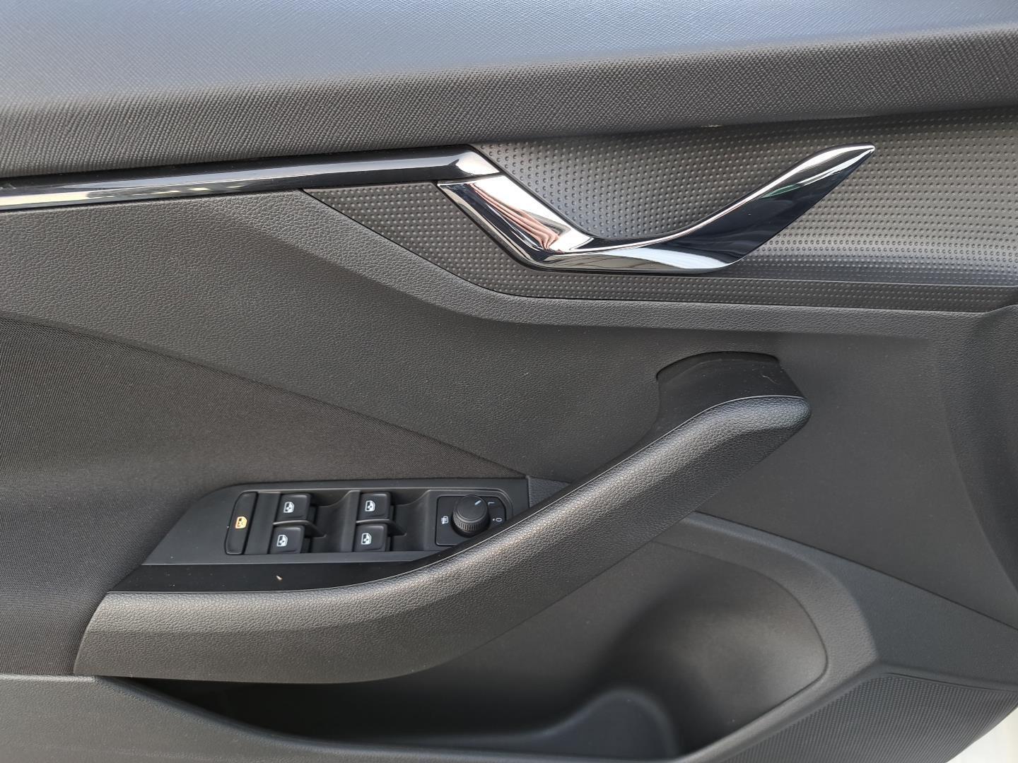 1.0TSI 115KM Ambition Drive Virtual Podgrzew.Fot LED Alu16' Bezwypadek 12