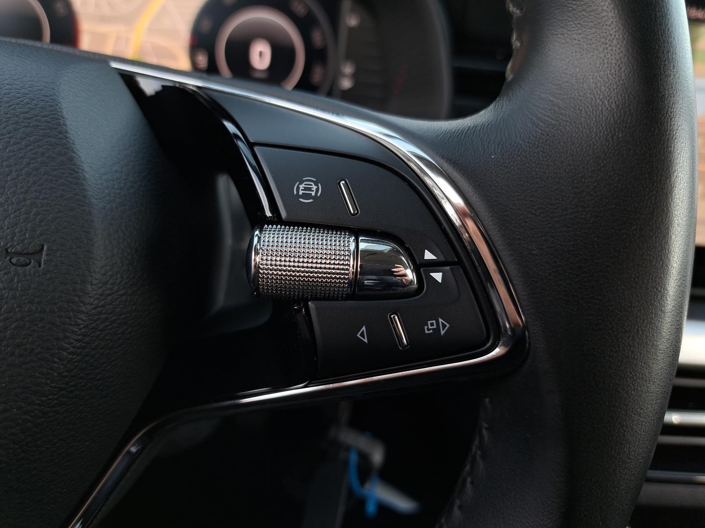 1.0TSI 115KM Ambition Drive Virtual Podgrzew.Fot LED Alu16' Bezwypadek 20
