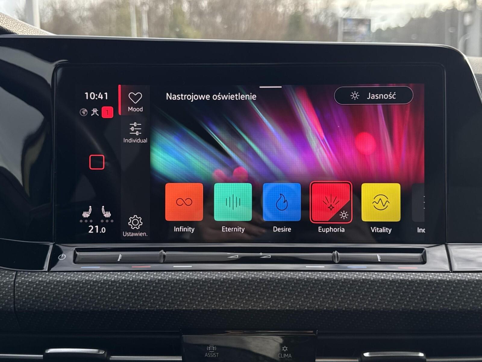 Keyless Cyfrowe zegary Nawigacja Reflektory LED Tempomat App 28