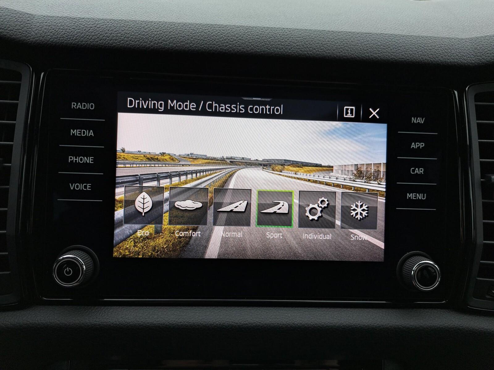 Sportline 4x4 2.0TSI 190KM DSG LED Panorama Kamera El.Klapa 20" FV23% 31