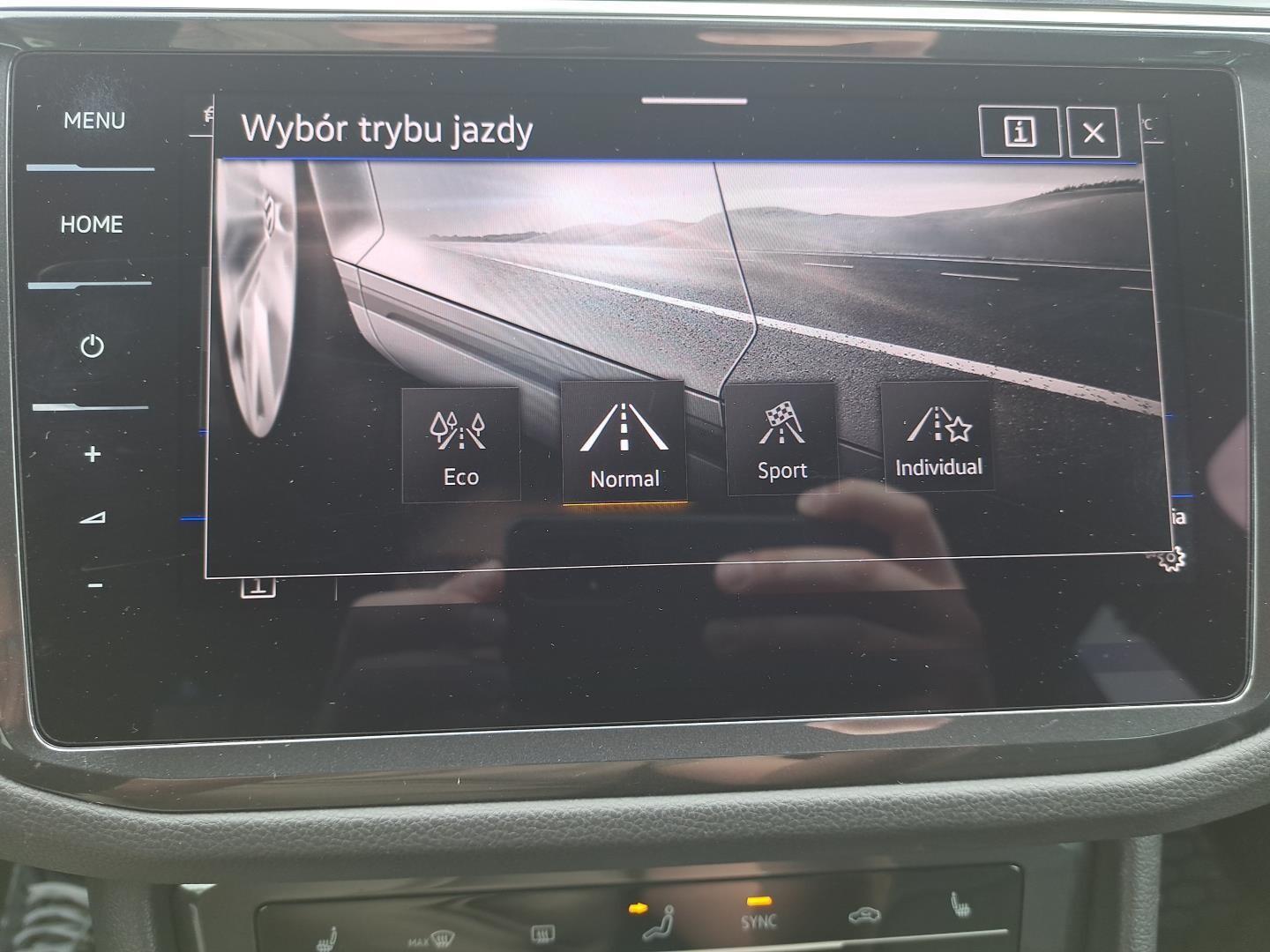 Android Auto Nawigacja Head-Up Hak Kamera parkowania Reflektory LED 22