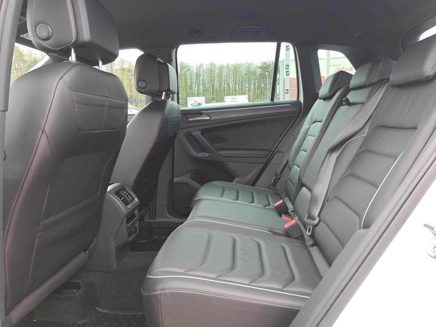 Android Auto Nawigacja Head-Up Hak Kamera parkowania Reflektory LED 10