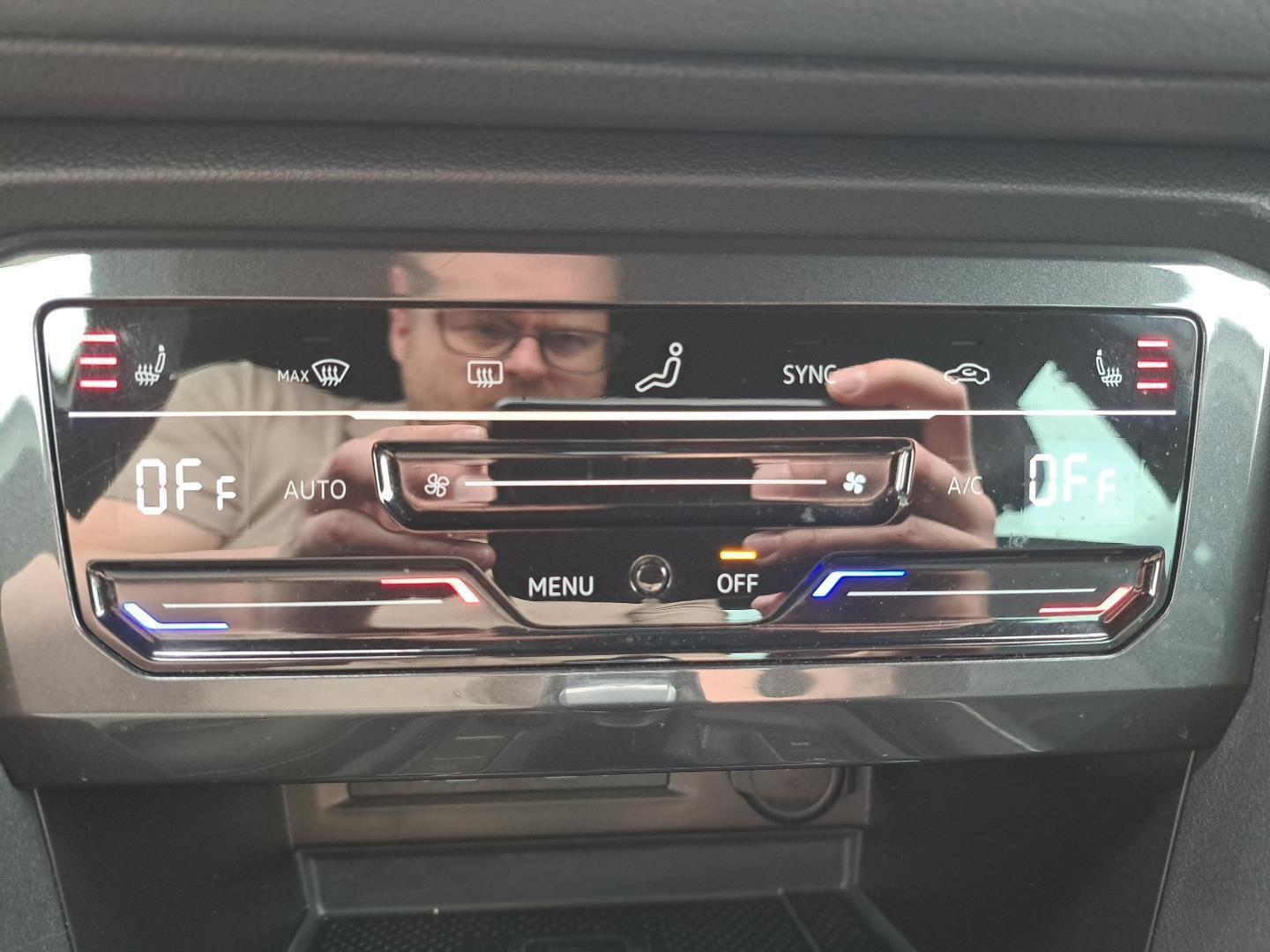 Android Auto Nawigacja Head-Up Hak Kamera parkowania Reflektory LED 18