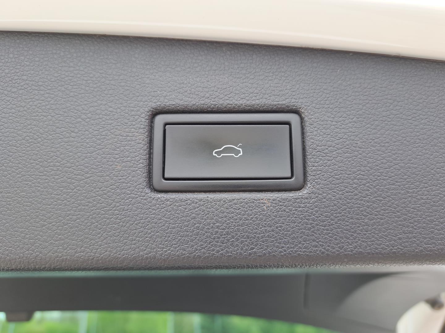 Android Auto Nawigacja Head-Up Hak Kamera parkowania Reflektory LED 32
