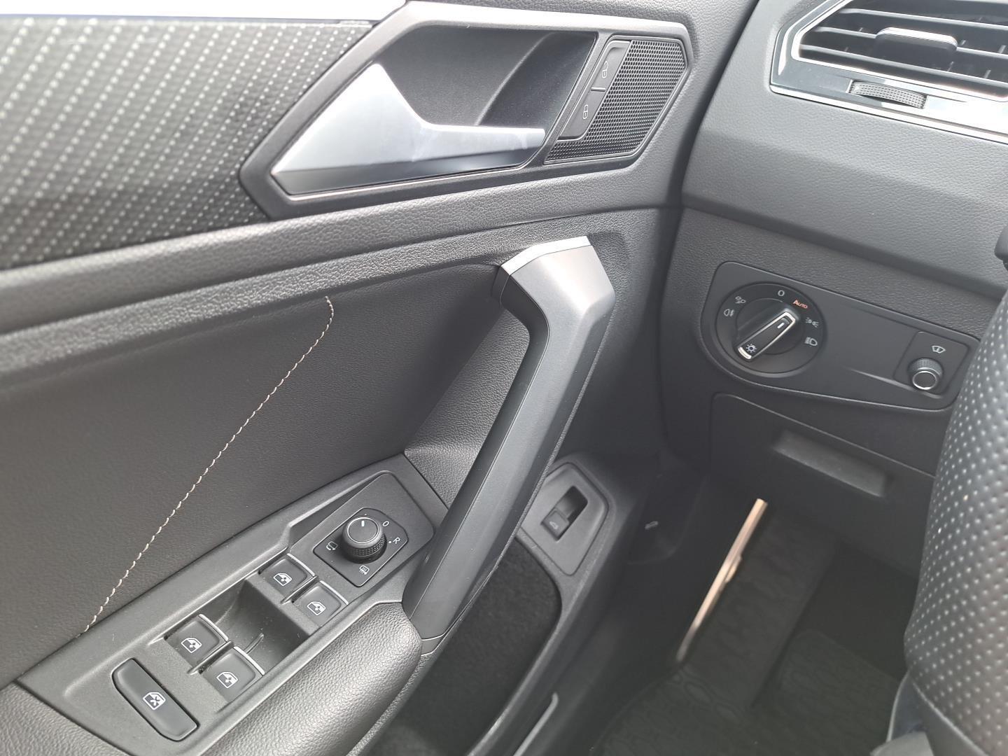 Android Auto Nawigacja Head-Up Hak Kamera parkowania Reflektory LED 15