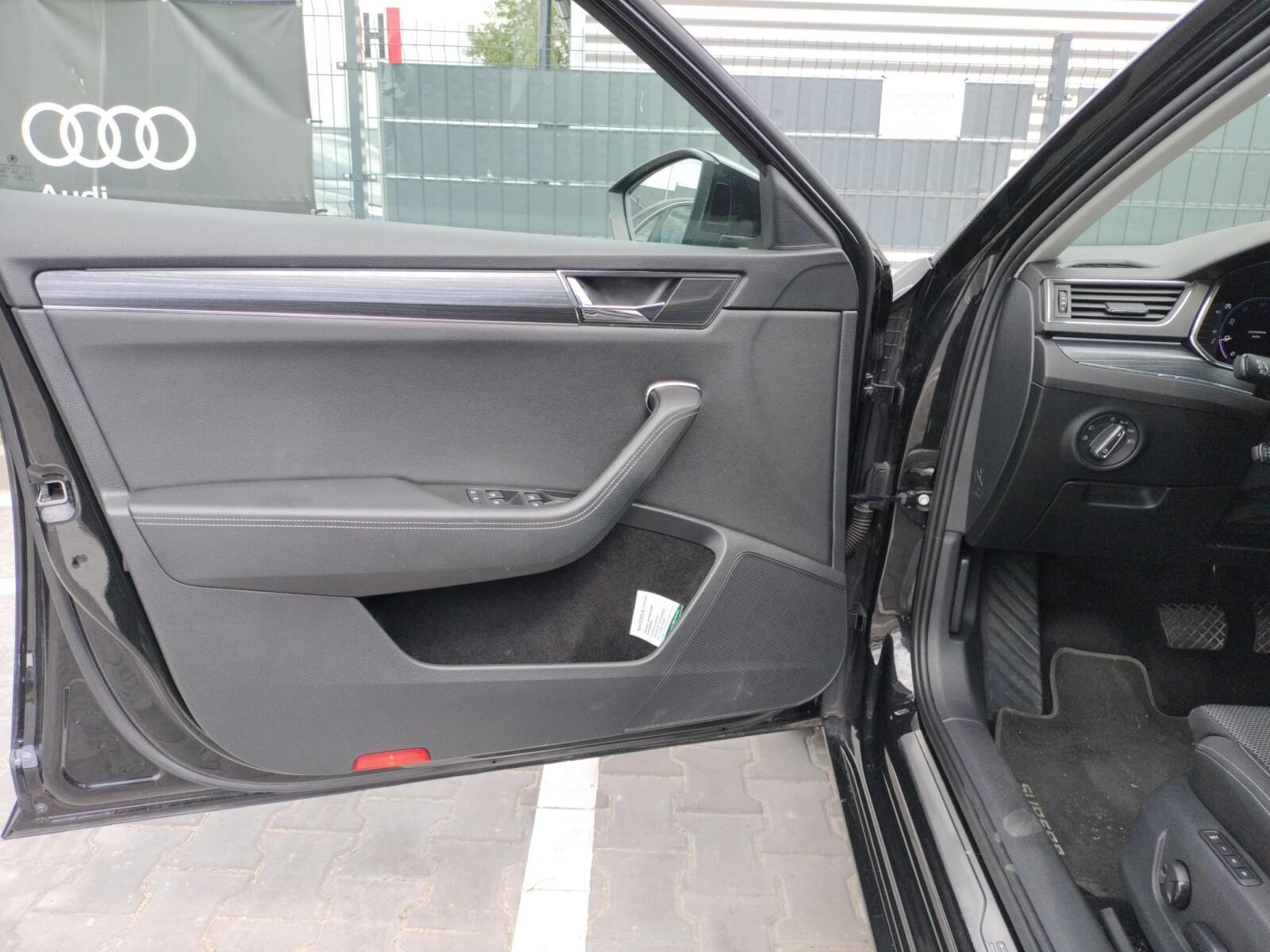 Škoda Superb Combi Style Pakiet Black 9