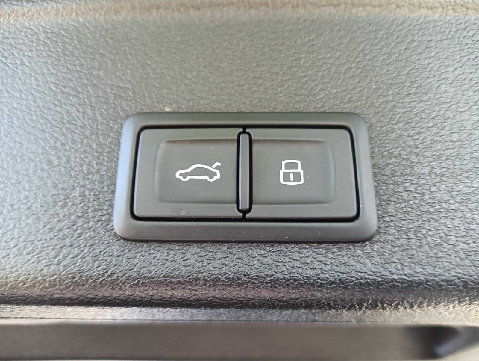 Ambiente! Klimatyzacja 3-strefowa! CarPlay! Kluczyk komfortowy! 30