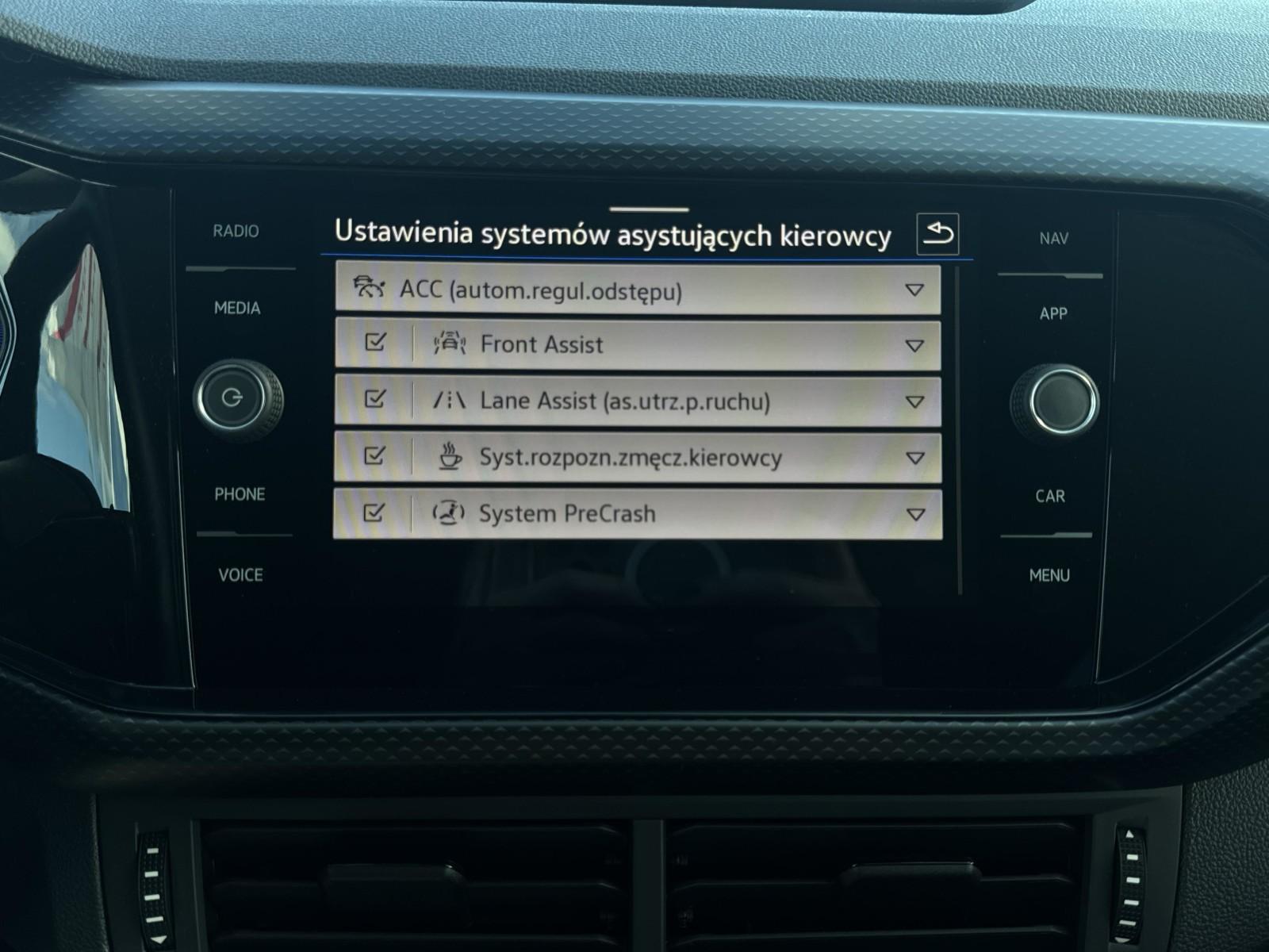 1.0 TSI 110 KM_LIFE_Lane Assist_Cyfrowe zegary_Tempomat_APP_ 25